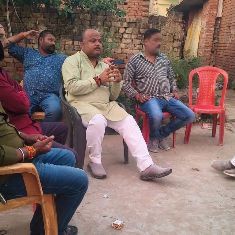 मृत के परिजनों को भाजपा नेता ने दिया भरोसा:बस्ती के पोखरा बाजार पहुंचे, आर्थिक सहायता के साथ हर संभव मदद का आश्वासन