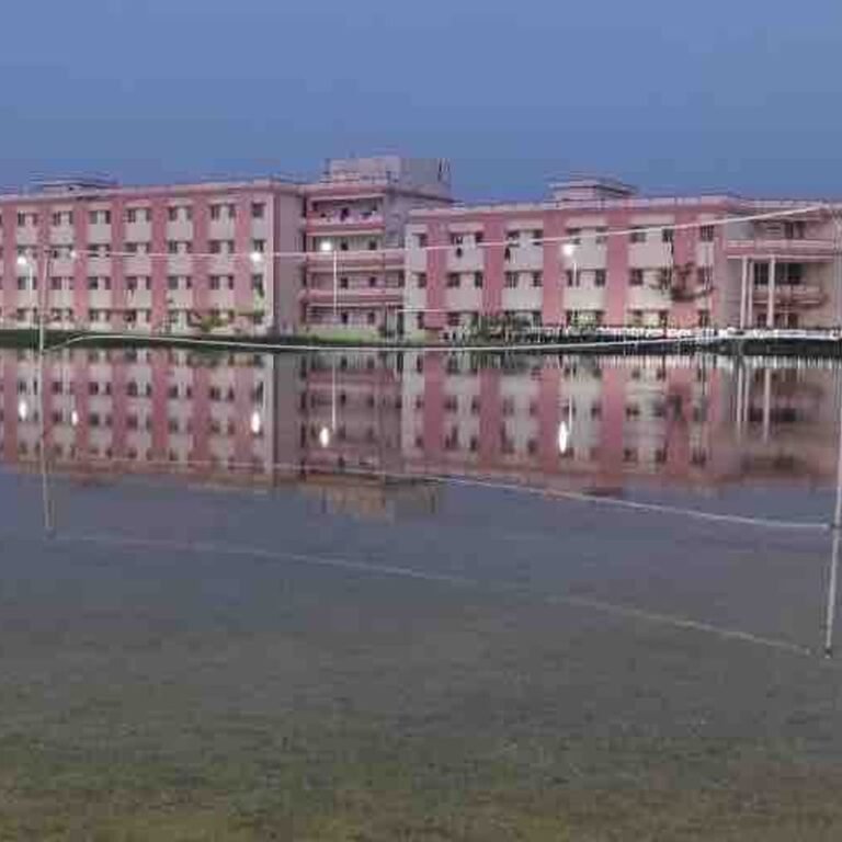 63 करोड़ की लागत से बना 'अटल आवासीय विद्यालय' जलमग्न:बस्ती में फैला डेंगू व इंसेफेलाइटिस का खौफ