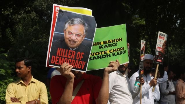 देशभर में चुनाव आयोग को लेकर विरोध प्रदर्शन, महिला हॉकी टीम ने रचा इतिहास, गांधी जयंती पर राष्ट्र ने किया बापू को नमन