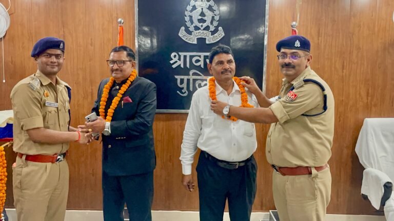 सेवानिवृत्त 02 उपनिरीक्षकों को अपर पुलिस अधीक्षक एवं क्षेत्राधिकारी नगर द्वारा गरिमामय सम्मान एवं भावभीनी विदाई