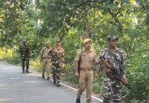 पुलिस अधीक्षक बलरामपुर के निर्देशानुसार,इंडो-नेपाल बॉर्डर क्षेत्र में शांति-सुरक्षा बनाए रखने हेतु पुलिस एवं एसएसबी की संयुक्त टीम द्वारा की गई पैदल गश्त एवं सघन चेकिंग अभियान*