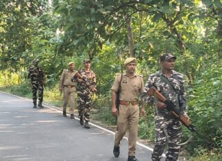 पुलिस अधीक्षक बलरामपुर के निर्देशानुसार,इंडो-नेपाल बॉर्डर क्षेत्र में शांति-सुरक्षा बनाए रखने हेतु पुलिस एवं एसएसबी की संयुक्त टीम द्वारा की गई पैदल गश्त एवं सघन चेकिंग अभियान*