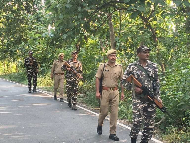 पुलिस अधीक्षक बलरामपुर के निर्देशानुसार,इंडो-नेपाल बॉर्डर क्षेत्र में शांति-सुरक्षा बनाए रखने हेतु पुलिस एवं एसएसबी की संयुक्त टीम द्वारा की गई पैदल गश्त एवं सघन चेकिंग अभियान*