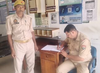 पुलिस अधीक्षक बलरामपुर के निर्देशानुसार जनपद के समस्त बैंक/डाकघर/जनसेवा केन्द्र व अन्य वित्तीय संस्थानों में लगे सुरक्षा उपकरणों/ संदिग्ध व्यक्तियों/वाहनों की चेकिंग कर, लोगों को साइबर फ्राॅड से बचने के उपाय के बारे में भी किया गया जागरुक*