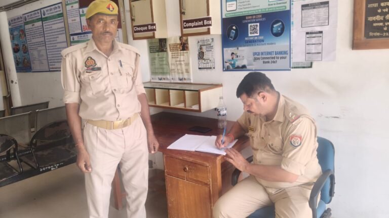 पुलिस अधीक्षक बलरामपुर के निर्देशानुसार जनपद के समस्त बैंक/डाकघर/जनसेवा केन्द्र व अन्य वित्तीय संस्थानों में लगे सुरक्षा उपकरणों/ संदिग्ध व्यक्तियों/वाहनों की चेकिंग कर,  लोगों को साइबर फ्राॅड से बचने के उपाय के बारे में भी किया गया जागरुक*