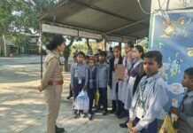पुलिस अधीक्षक बलरामपुर के निर्देशानुसार पुलिस द्वारा समस्त थाना क्षेत्रांतर्गत मिशन शक्ति जनजागरूकता कार्यक्रम आयोजित कर, महिलाओं एवं बालिकाओं को सुरक्षा और अधिकारों के प्रति किया गया जागरूक*