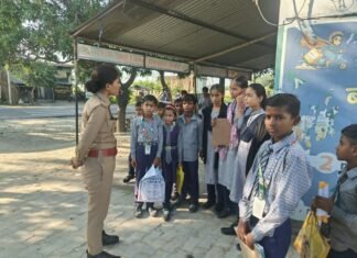 पुलिस अधीक्षक बलरामपुर के निर्देशानुसार पुलिस द्वारा समस्त थाना क्षेत्रांतर्गत मिशन शक्ति जनजागरूकता कार्यक्रम आयोजित कर, महिलाओं एवं बालिकाओं को सुरक्षा और अधिकारों के प्रति किया गया जागरूक*