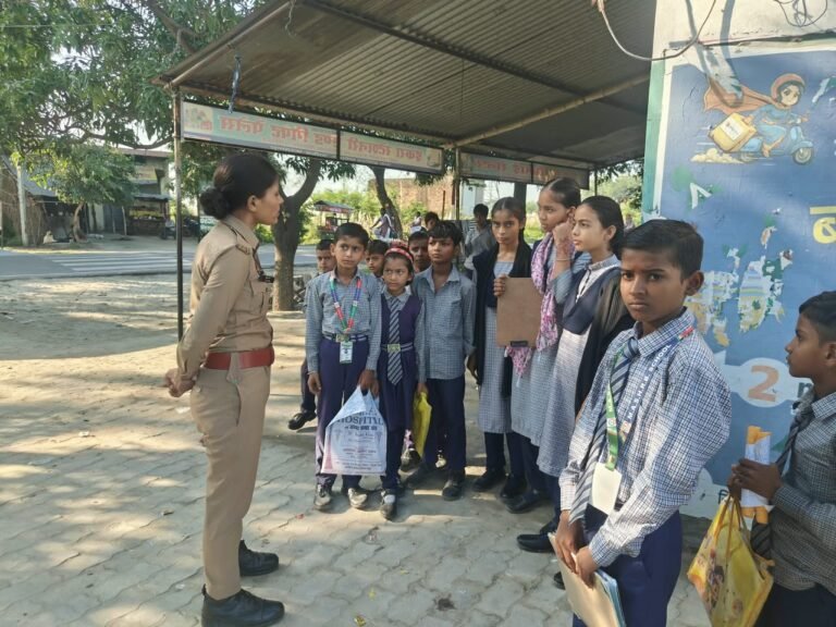 पुलिस अधीक्षक बलरामपुर के निर्देशानुसार पुलिस द्वारा समस्त थाना क्षेत्रांतर्गत मिशन शक्ति जनजागरूकता कार्यक्रम  आयोजित कर, महिलाओं एवं बालिकाओं को सुरक्षा और अधिकारों के प्रति किया गया जागरूक*