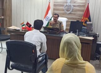पुलिस अधीक्षक बलरामपुर द्वारा पुलिस अधीक्षक कार्यालय में की गई जनसुनवाई*