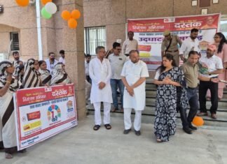 *मा0 अध्यक्ष, जिला पंचायत एवं जिलाधिकारी ने संचारी रोग नियत्रंण हेतु जागरूकता वैन को हरी झण्डी दिखाकर किया रवाना*