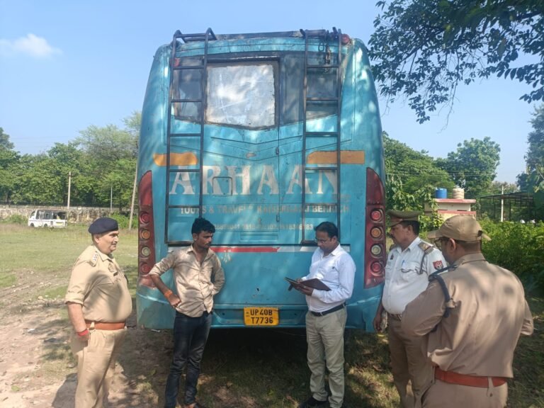यातायात नियमों के अनुपालन हेतु संयुक्त चेकिंग अभियान* *मानक के अनुरूप न मिलने पर 01 स्लीपर बस सीज, 02 बसों का चालान*