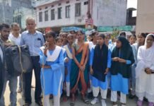 गाँधी जयंती के अवसर पर जिला विधिक सेवा प्राधिकरण, श्रावस्ती द्वारा प्रभातफेरी का हुआ आयोजन* *स्कूली छात्र-छात्राओं ने कोतवारी भिनगा से लेकर ईदगाह तिराहा तक निकाली विधिक जागरूकता रैली, नुक्कड़ नाटक के माध्यम से लोगों को दी विधिक जानकारी*