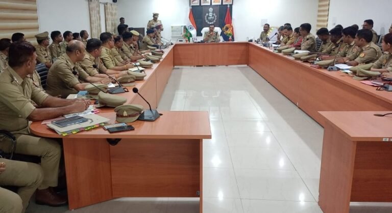 पुलिस अधीक्षक बलरामपुर द्वारा जनपद में अपराधों की रोकथाम एवं अपराधियों की गिरफ्तारी कर त्वरित कार्यवाही करने आदि के दृष्टिगत रिजर्व पुलिस लाइन सभागार में मासिक समीक्षा गोष्ठी एवं सैनिक सम्मेलन का आयोजन किया गया*