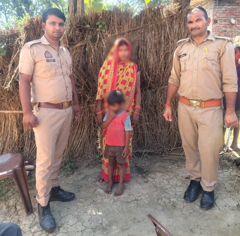 पुलिस अधीक्षक बलरामपुर के निर्देशन में, बलरामपुर पुलिस की आपातकालीन सेवा यूपी-112  पुलिस टीम द्वारा तत्परता व सूझबूझ से घर से भटक गए 04 वर्षीय बच्चे को सकुशल परिजनों को किया गया सुपुर्द*