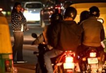 डर के साए में दिल्ली की बेटियां, बदलने पड़े रास्ते और सफर के साधन