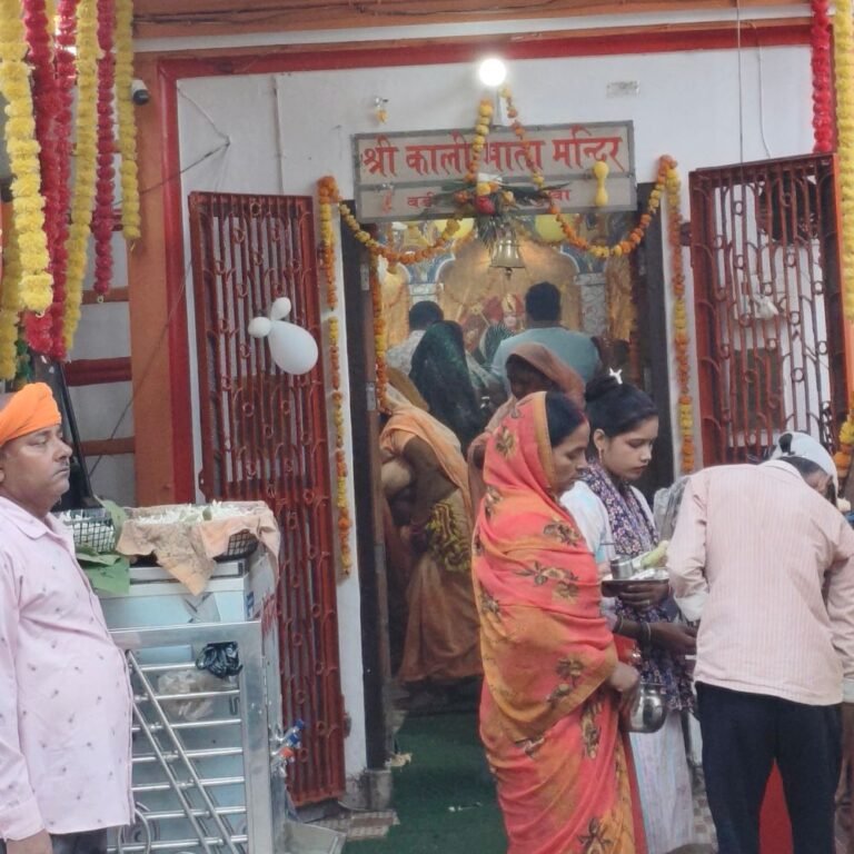 शारदीय नवरात्रि पर मिहींपुरवा काली माता मंदिर में उमड़ी भीड़:सुबह 4 बजे से ही पूजा-अर्चना के लिए पहुंच रहे श्रद्धालु