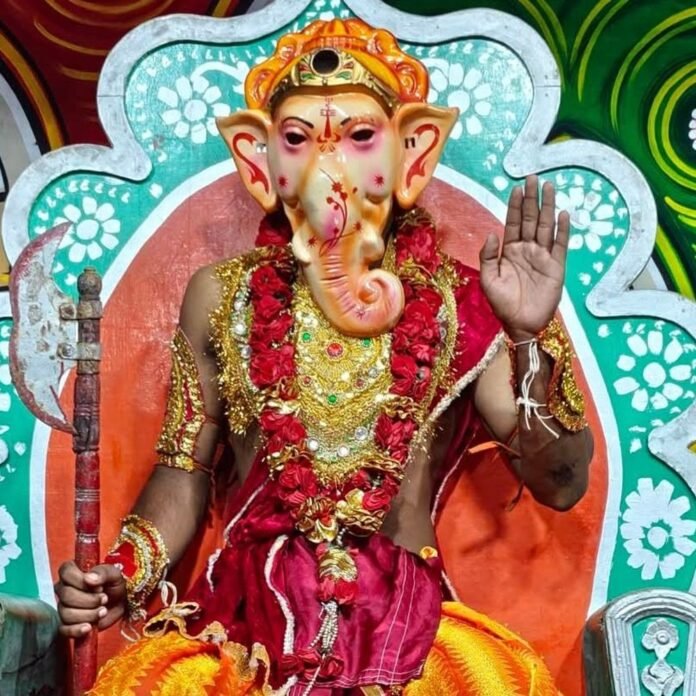 हरिहरगंज में रामलीला शुरू, थाना प्रभारी ने की पूजा:कार्यक्रम की सुरक्षा व्यवस्था का जायजा लिया