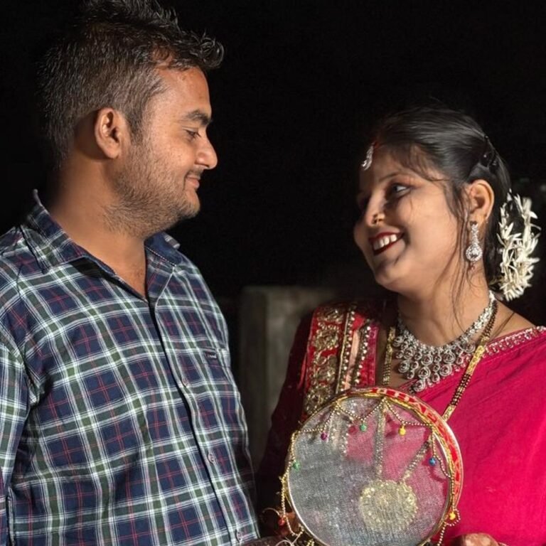 बस्ती में मोबाइल पर चांद देखकर महिलाओं ने खोला व्रत:आसमान में छाए रहे बादल, देर तक इंतजार के बाद अपनाया डिजिटल तरीका