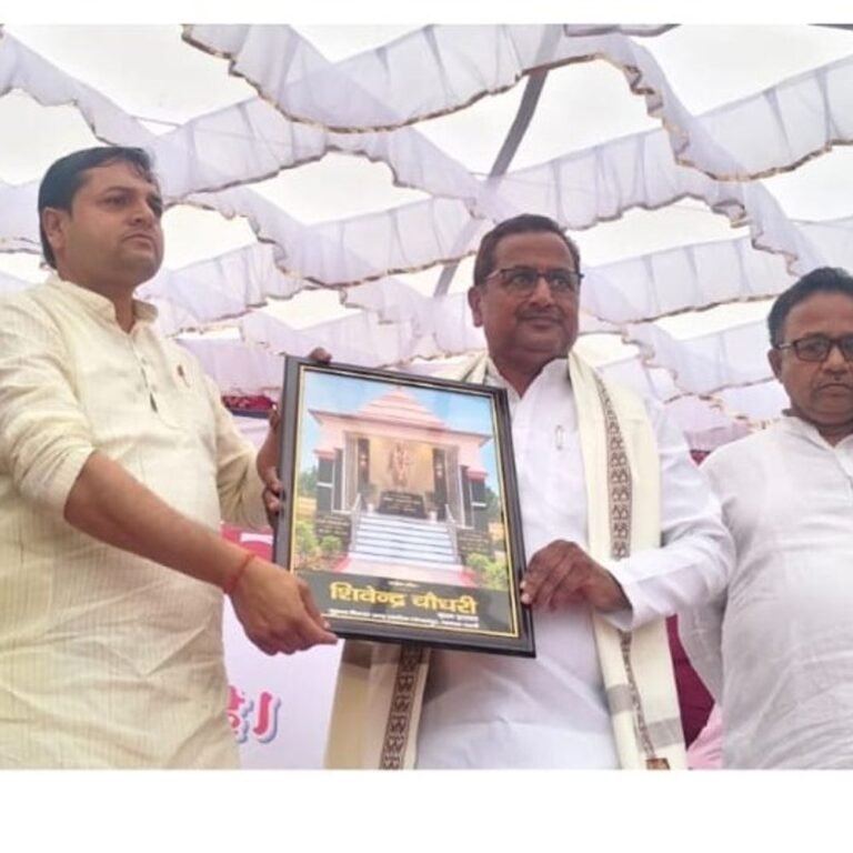 सांसद-विधायक ने सरदार पटेल की प्रतिमा का अनावरण किया:बस्ती के पड़रिया दत्तू खेल मैदान में जयंती पर कार्यक्रम, ग्राम प्रधान शिवेन्द्र चौधरी ने किया संयोजन