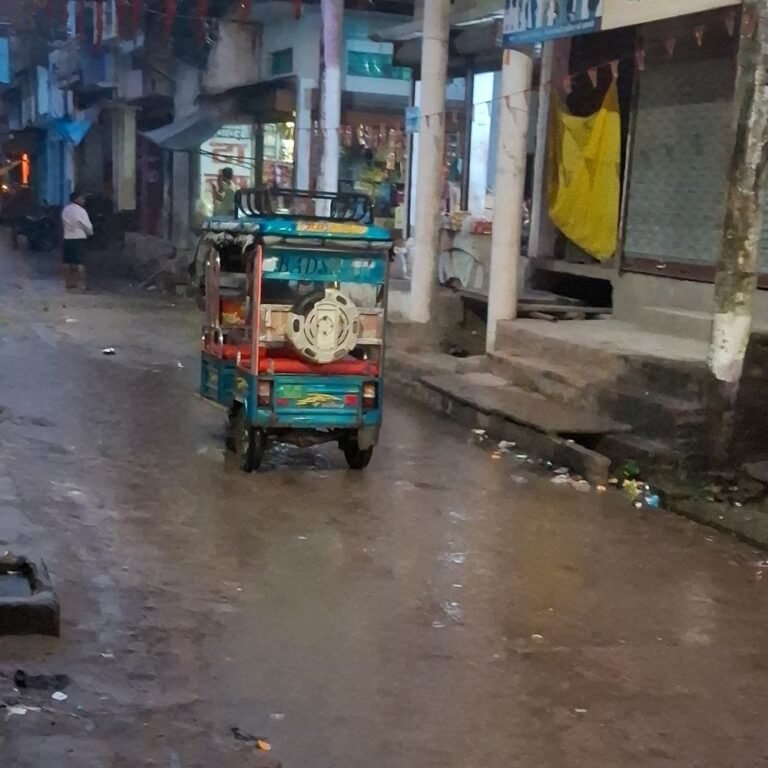 बारिश से जमुनहा बाजार में ग्राहकी घटी:दोपहर से हो रही बारिश के बाद दुकानों की बिक्री पर असर, कई रास्तों पर पानी भरा