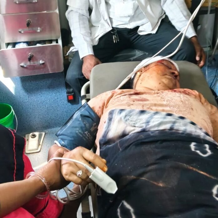 a2d8a987-9ad8-4d75-9c6b-76bc4a8a515b_1792059904116.jpg खरूरी चौराहे पर बाइक गिरने से महिला घायल:हालत गंभीर होने पर बहराइच मेडिकल कॉलेज रेफर किया गया