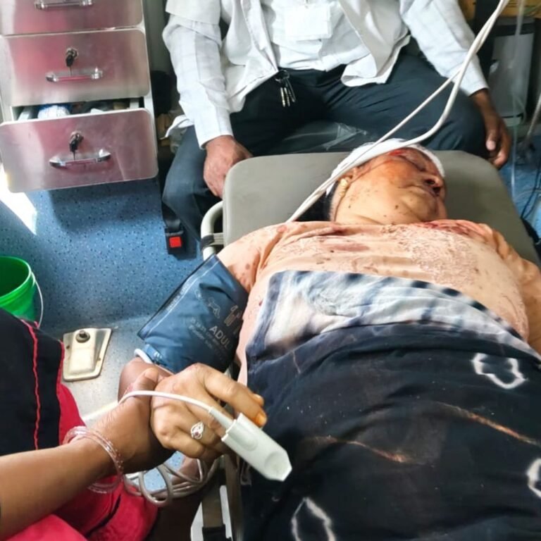 खरूरी चौराहे पर बाइक गिरने से महिला घायल:हालत गंभीर होने पर बहराइच मेडिकल कॉलेज रेफर किया गया