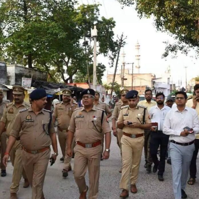 डीएम-एसपी ने डुमरियागंज में फ्लैग मार्च किया:दुर्गा पूजा और मूर्ति विसर्जन को लेकर सुरक्षा जांची, शांति की अपील की