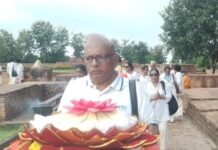 श्रीलंका के 40 बौद्ध अनुयायियों ने की फूल पूजा:श्रावस्ती के विपश्यना केंद्र में 100 बौद्ध भिक्षु संघ में हुए शामिल, शांति और एकाग्रता पर जोर