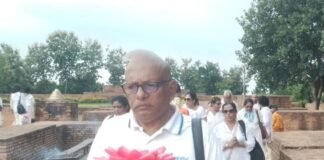 श्रीलंका के 40 बौद्ध अनुयायियों ने की फूल पूजा:श्रावस्ती के विपश्यना केंद्र में 100 बौद्ध भिक्षु संघ में हुए शामिल, शांति और एकाग्रता पर जोर