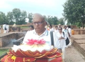 श्रीलंका के 40 बौद्ध अनुयायियों ने की फूल पूजा:श्रावस्ती के विपश्यना केंद्र में 100 बौद्ध भिक्षु संघ में हुए शामिल, शांति और एकाग्रता पर जोर