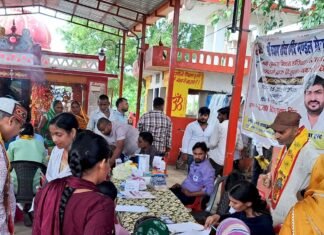 नगर बाजार दुर्गा मंदिर में लगा निःशुल्क स्वास्थ्य शिविर:मरीजों को जांच के बाद मुफ्त दवाएं बांटी गईं, हॉस्पिटल की टीम ने दी सेवा नगर बाजार दुर्गा मंदिर में लगा निःशुल्क स्वास्थ्य शिविर:मरीजों को जांच के बाद मुफ्त दवाएं बांटी गईं, हॉस्पिटल की टीम ने दी सेवा