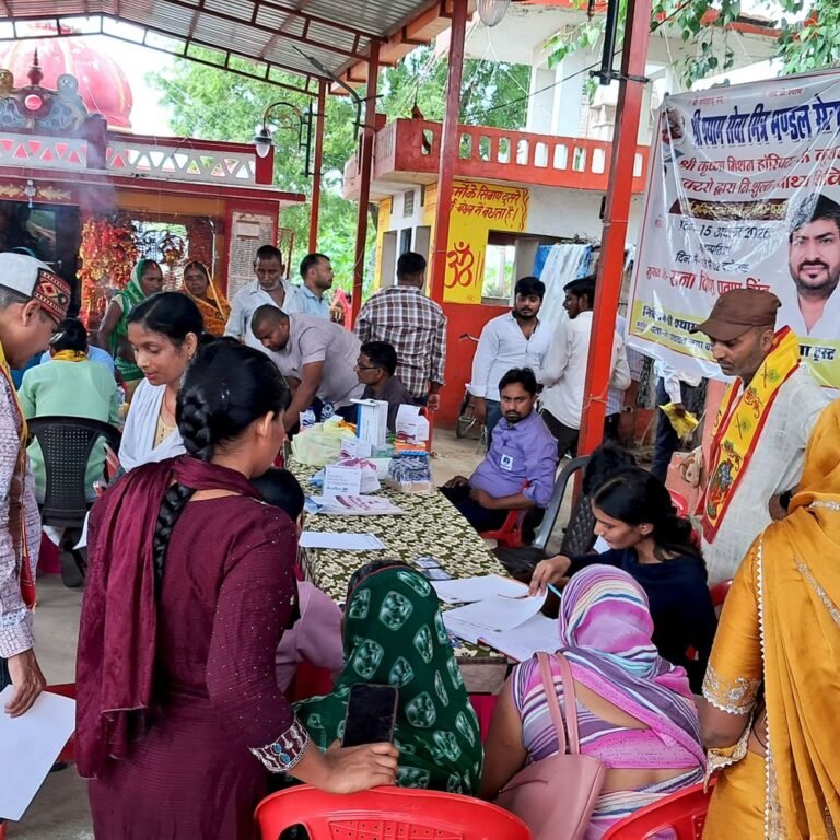 नगर बाजार दुर्गा मंदिर में लगा निःशुल्क स्वास्थ्य शिविर:मरीजों को जांच के बाद मुफ्त दवाएं बांटी गईं, हॉस्पिटल की टीम ने दी सेवा