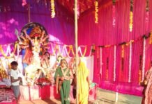 यादव पुरवा में दुर्गा पूजा का चौथा दिन:भक्त तुलसीराम यादव ने स्थापित कराई मां दुर्गा की मूर्ति, भक्तिमय माहौल यादव पुरवा में दुर्गा पूजा का चौथा दिन:भक्त तुलसीराम यादव ने स्थापित कराई मां दुर्गा की मूर्ति, भक्तिमय माहौल