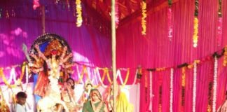 यादव पुरवा में दुर्गा पूजा का चौथा दिन:भक्त तुलसीराम यादव ने स्थापित कराई मां दुर्गा की मूर्ति, भक्तिमय माहौल यादव पुरवा में दुर्गा पूजा का चौथा दिन:भक्त तुलसीराम यादव ने स्थापित कराई मां दुर्गा की मूर्ति, भक्तिमय माहौल