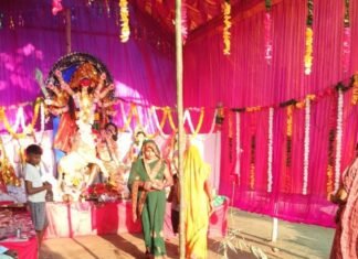 यादव पुरवा में दुर्गा पूजा का चौथा दिन:भक्त तुलसीराम यादव ने स्थापित कराई मां दुर्गा की मूर्ति, भक्तिमय माहौल यादव पुरवा में दुर्गा पूजा का चौथा दिन:भक्त तुलसीराम यादव ने स्थापित कराई मां दुर्गा की मूर्ति, भक्तिमय माहौल