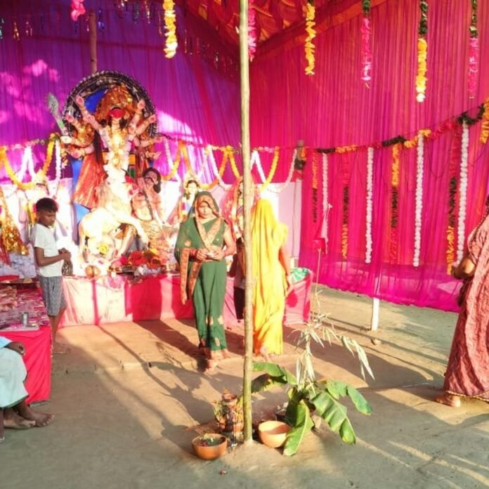 a521d313-0ecf-4bfe-b22a-311dde035665_1792035440247.jpg यादव पुरवा में दुर्गा पूजा का चौथा दिन:भक्त तुलसीराम यादव ने स्थापित कराई मां दुर्गा की मूर्ति, भक्तिमय माहौल