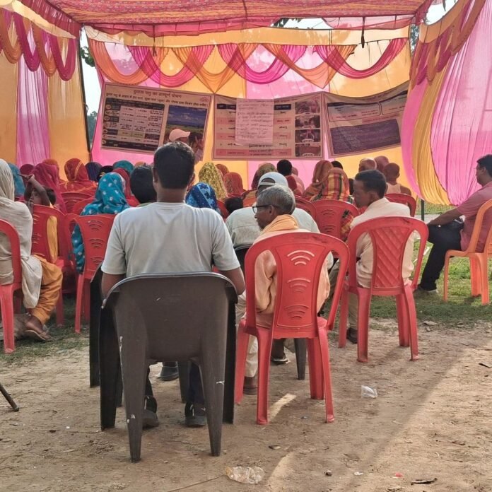 चौपाल लगाकर पशु चिकित्सा पर ग्रामीणों को किया जागरूक:श्रावस्ती के मुरैला गांव में ग्रामीण विकास सेवा संस्था ने पशु सखी के साथ दी जानकारी