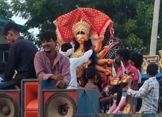 21 साल से स्थापित हो रही मां दुर्गा प्रतिमा:बस्ती से धूमधाम से लेकर पहुंचे गांव, भक्तों में उत्साह 21 साल से स्थापित हो रही मां दुर्गा प्रतिमा:बस्ती से धूमधाम से लेकर पहुंचे गांव, भक्तों में उत्साह