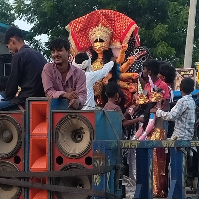 21 साल से स्थापित हो रही मां दुर्गा प्रतिमा:बस्ती से धूमधाम से लेकर पहुंचे गांव, भक्तों में उत्साह