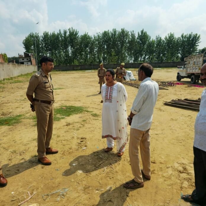 a7862d23-1af9-4a19-9b71-4db8830c46bb_1791539718710.jpg रामलीला महोत्सव की तैयारियों का जायजा लेने पहुंचीं एसडीएम:मिहींपुरवा में सुरक्षा, साफ-सफाई, व्यवस्थाएं दुरुस्त रखने के दिए निर्देश