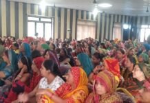 तेजवापुर में नुक्कड़ नाटक से महिलाओं को समझाईं सरकारी योजनाएं:सेवा संकल्प कार्यक्रम में सैकड़ों महिलाएं हुईं शामिल