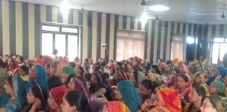 तेजवापुर में नुक्कड़ नाटक से महिलाओं को समझाईं सरकारी योजनाएं:सेवा संकल्प कार्यक्रम में सैकड़ों महिलाएं हुईं शामिल