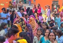 सिद्धार्थनगर के ककराही घाट पर जल भरने पहुंचे श्रद्धालु:डीजे की धुन पर नाचते हुए माता रानी को पंडाल में लाएंगे सिद्धार्थनगर के ककराही घाट पर जल भरने पहुंचे श्रद्धालु:डीजे की धुन पर नाचते हुए माता रानी को पंडाल में लाएंगे