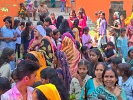 सिद्धार्थनगर के ककराही घाट पर जल भरने पहुंचे श्रद्धालु:डीजे की धुन पर नाचते हुए माता रानी को पंडाल में लाएंगे