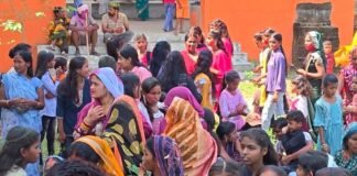सिद्धार्थनगर के ककराही घाट पर जल भरने पहुंचे श्रद्धालु:डीजे की धुन पर नाचते हुए माता रानी को पंडाल में लाएंगे सिद्धार्थनगर के ककराही घाट पर जल भरने पहुंचे श्रद्धालु:डीजे की धुन पर नाचते हुए माता रानी को पंडाल में लाएंगे
