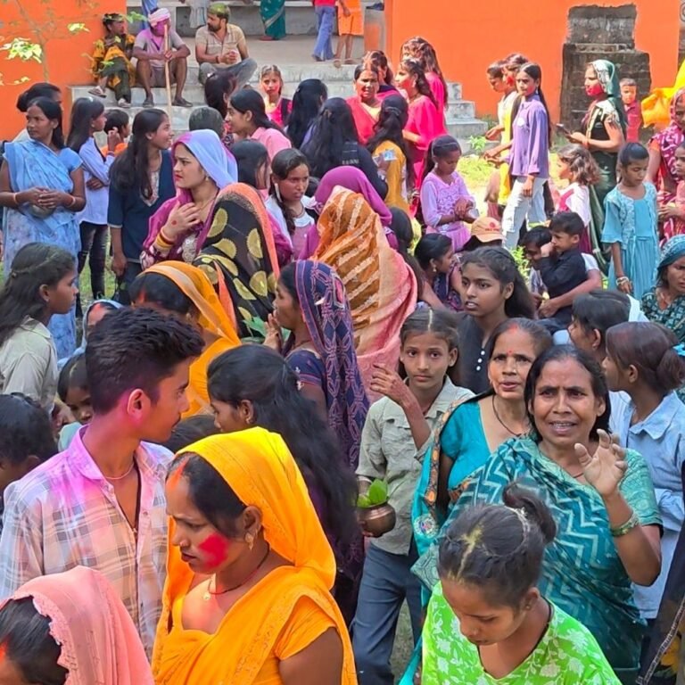 सिद्धार्थनगर के ककराही घाट पर जल भरने पहुंचे श्रद्धालु:डीजे की धुन पर नाचते हुए माता रानी को पंडाल में लाएंगे