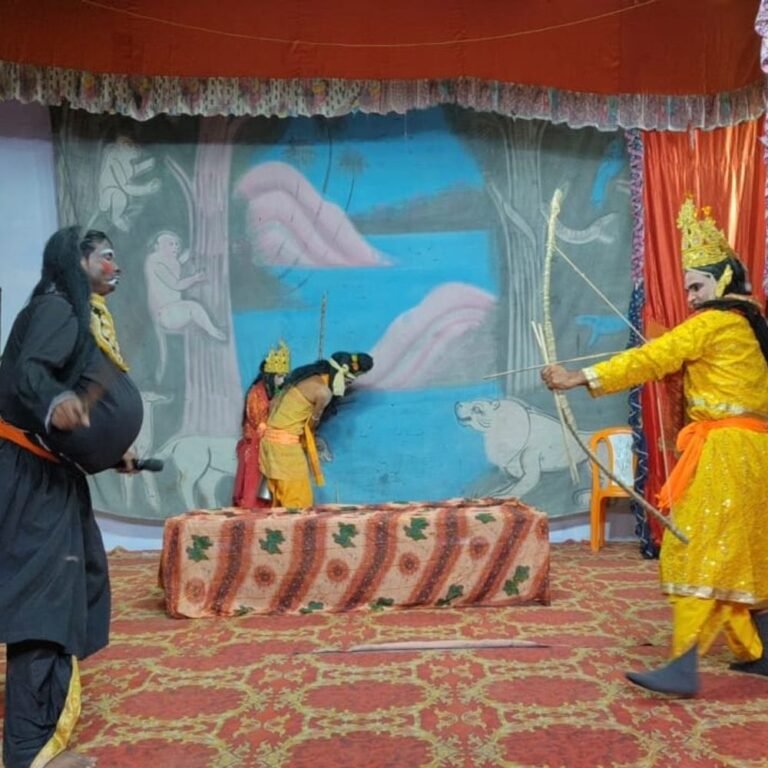 रामलीला में रामजन्म से ताड़का वध तक का मंचन:जय श्रीराम के उद्घोष से गूंजा मैदान, विश्वामित्र के साथ वन गए राम-लक्ष्मण