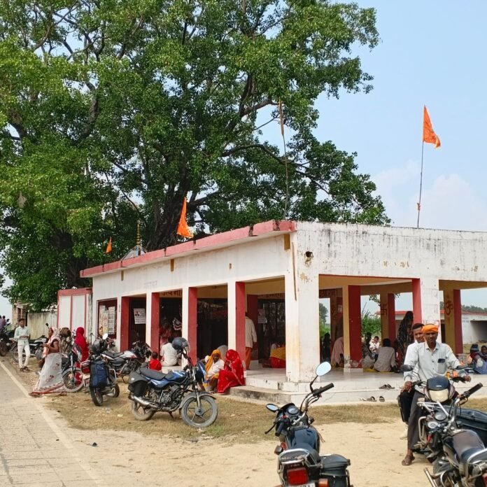 a95d5746-985e-4eb1-960a-3eeaa618507c_1792134653001.jpg बलरामपुर के प्राचीन समय माता मंदिर में नहीं है बिजली:शाम ढलते ही अंधेरा छाने से श्रद्धालु लौट जाते हैं, 6 पोल और ट्रांसफार्मर की जरूरत