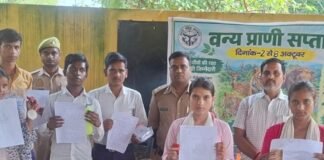 करकदरी रेंज में वन्यजीव सप्ताह के तहत चित्रकला-निबंध प्रतियोगिता:आयोजित, वन दरोगा विवेक श्रीवास्तव ने विजेताओं को पुरस्कार दिए