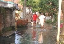 महराजगंज की दलित बस्ती में जलभराव से दिक्कतें:सड़क पर पानी जमा होने से आवागमन मुश्किल, बीमारी का डर